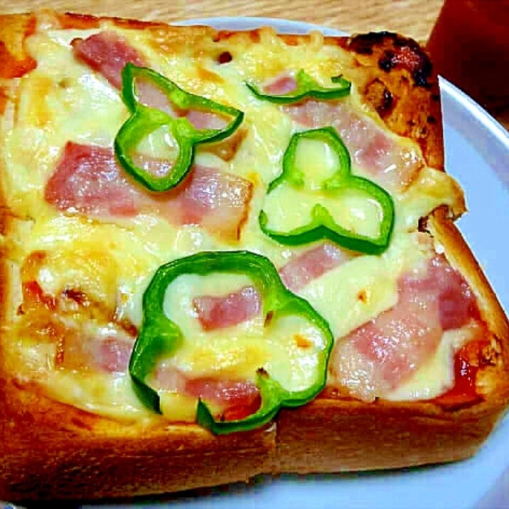 厚切りパンでふわふわ♡簡単ピザトースト